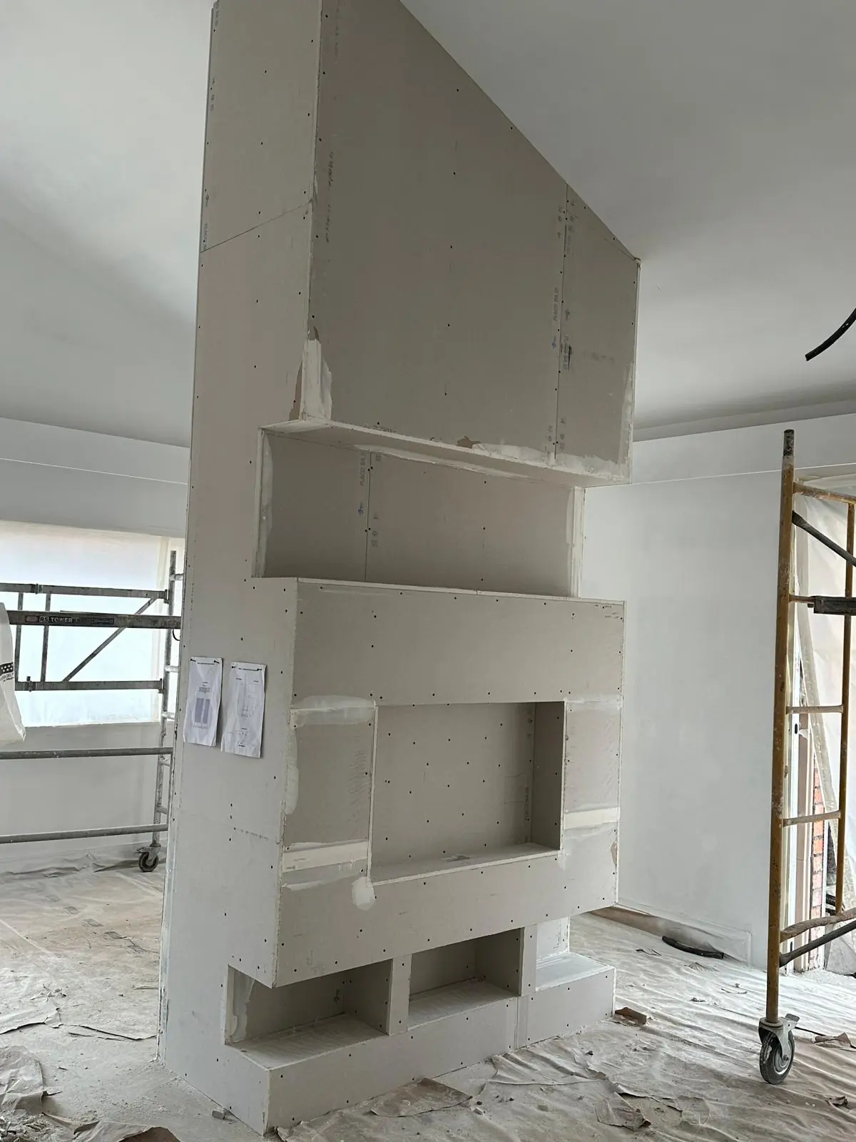 Estantería de obra en el salón: muebles y hornacinas de pladur en vivienda. Obra de Docaplac