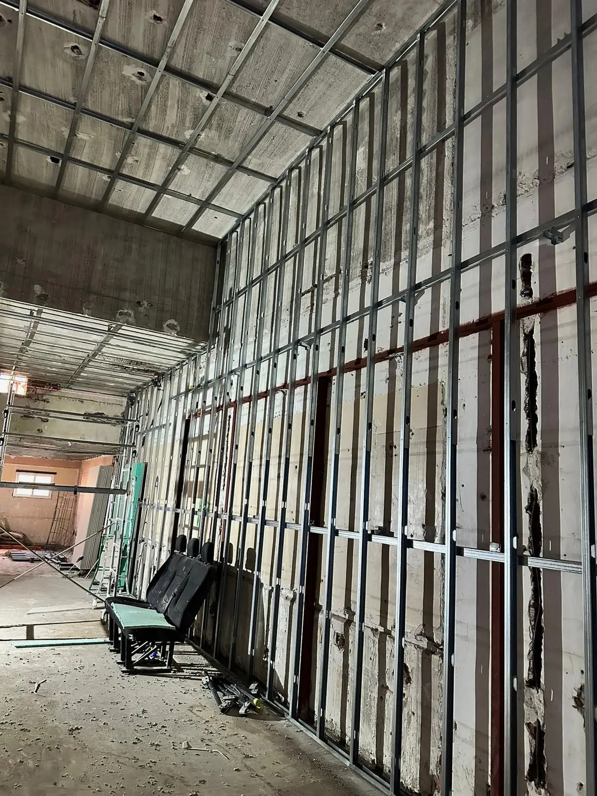 Estructura de trasdosado en fachada: trasdosados de pladur en edificio en rehabilitación. Obra de Docaplac
