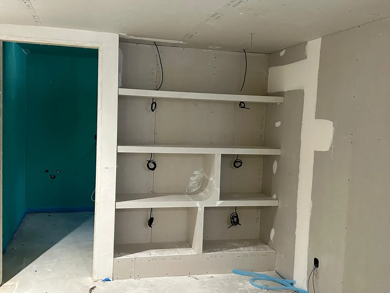 Hornacina con estantes: muebles y hornacinas de pladur en vivienda. Obra de Docaplac