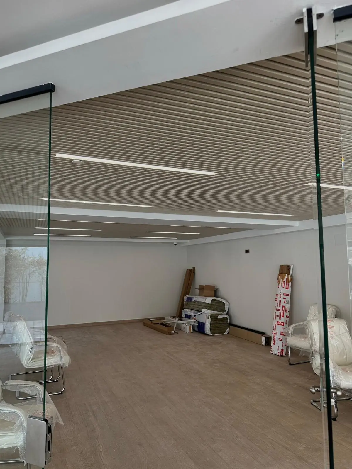 Oficina terminada con techo de lamas: falsos techos de pladur en oficinas. Obra de Docaplac
