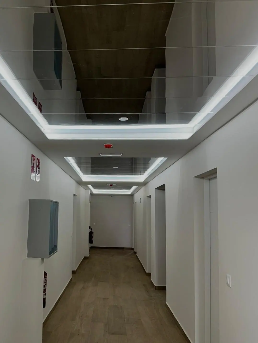 Pasillo con foseado perimetral: falsos techos de pladur en pasillo. Obra de Docaplac