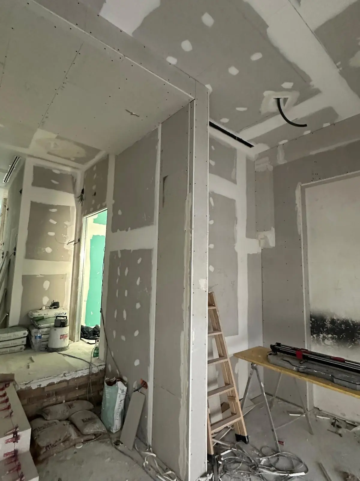 Tabiques y techo en reforma: tabiques de pladur en vivienda. Obra de Docaplac