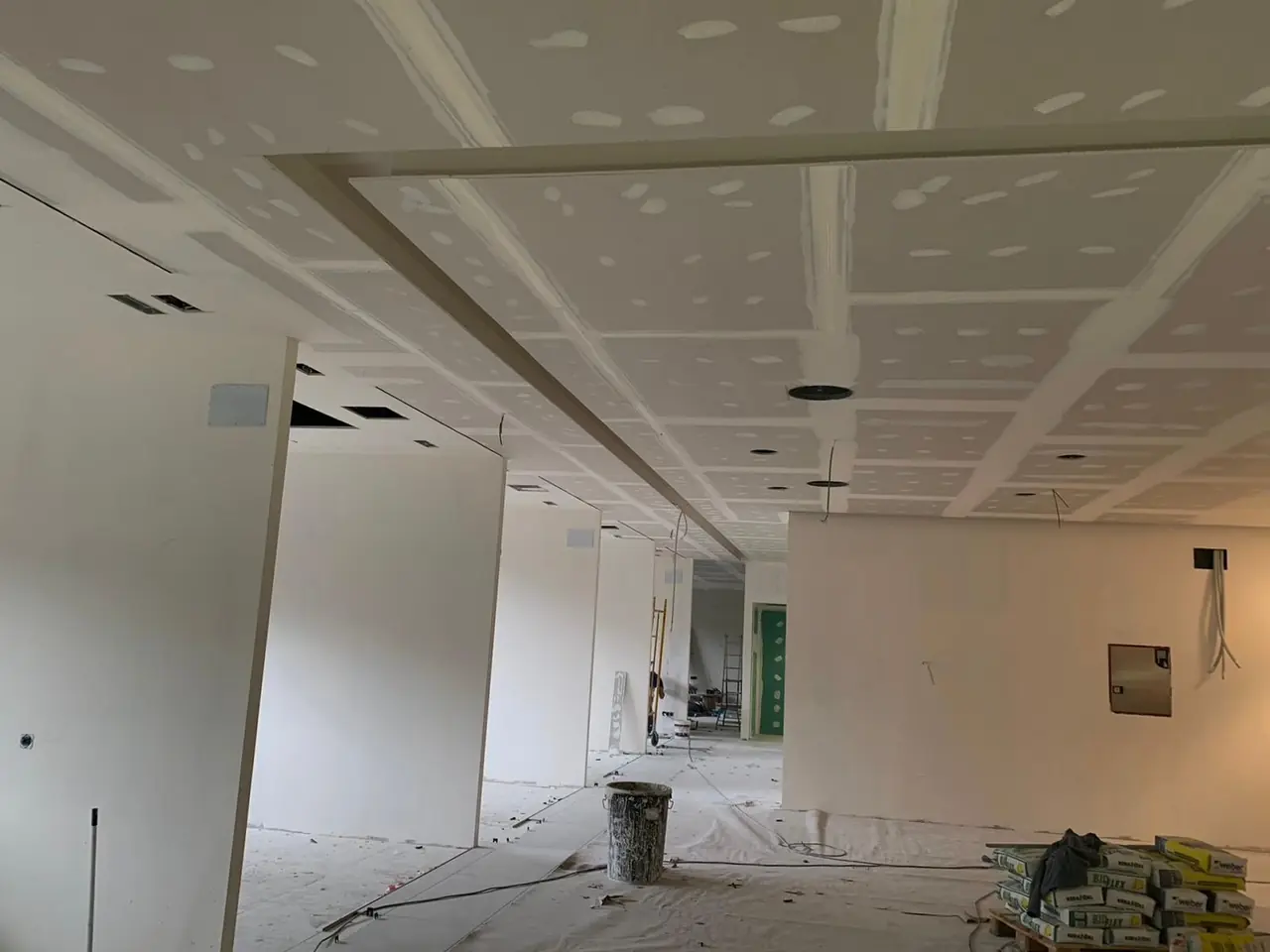Techo continuo en planta de oficinas: falsos techos de pladur en oficinas. Obra de Docaplac