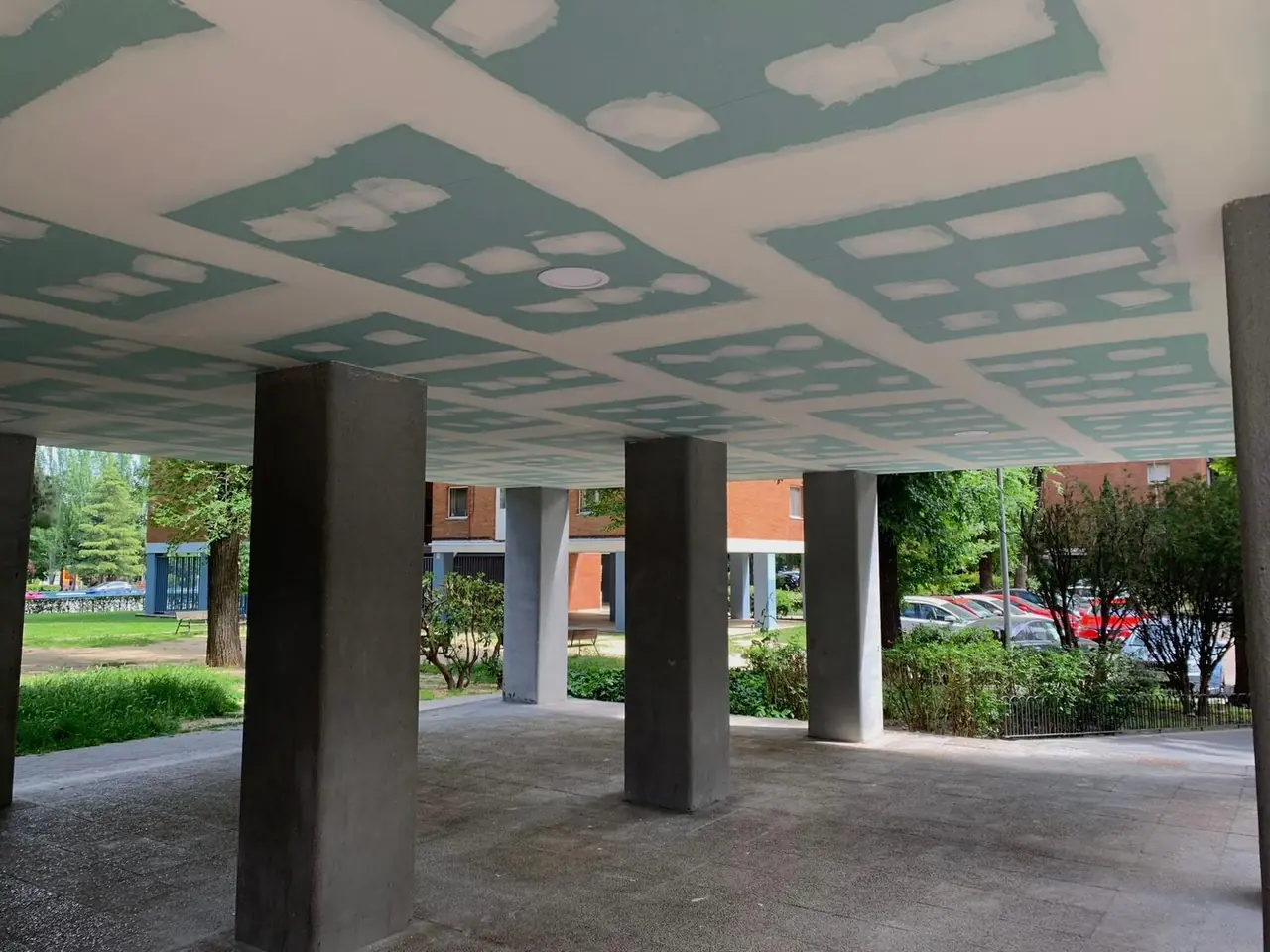 Techo de soportal en placa hidrófuga: falsos techos de pladur en soportal de edificio. Obra de Docaplac