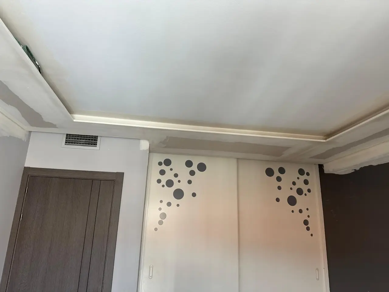 Dormitorio con foseado: falsos techos de pladur en vivienda. Obra de Docaplac
