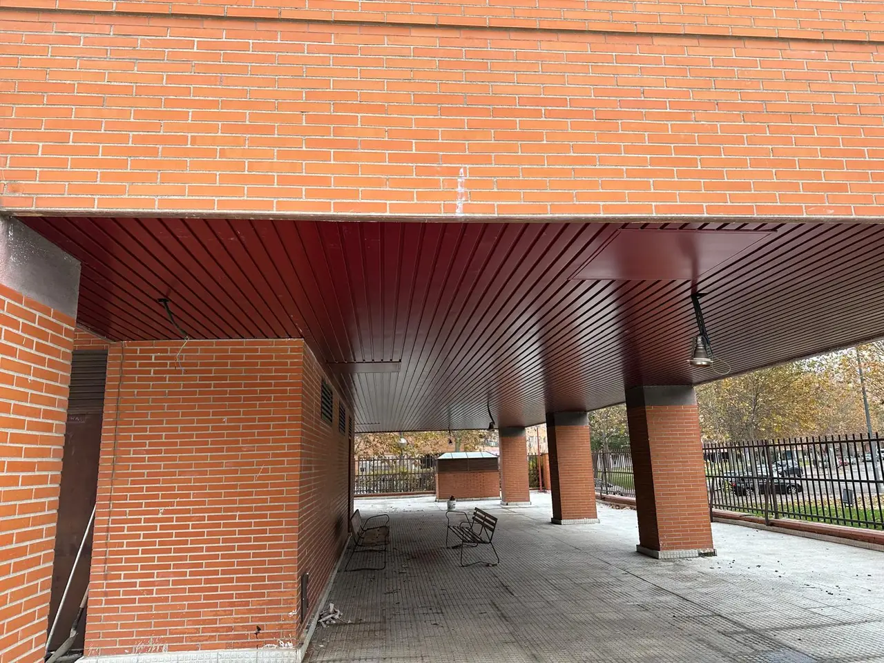 Techo de lamas en soportal: falsos techos de pladur en soportal de edificio. Obra de Docaplac