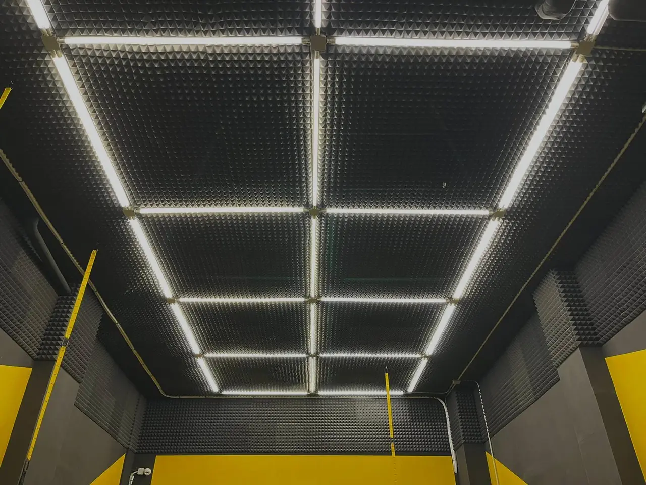 Techo con retícula de luz: falsos techos de pladur en local. Obra de Docaplac