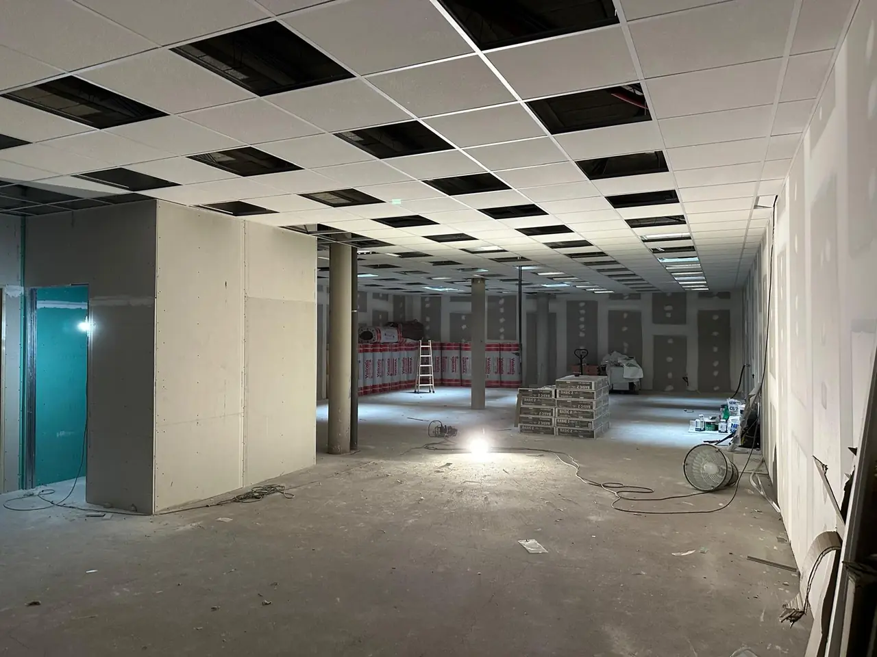 Techo registrable en local de gran superficie: techos desmontables de pladur en local comercial. Obra de Docaplac