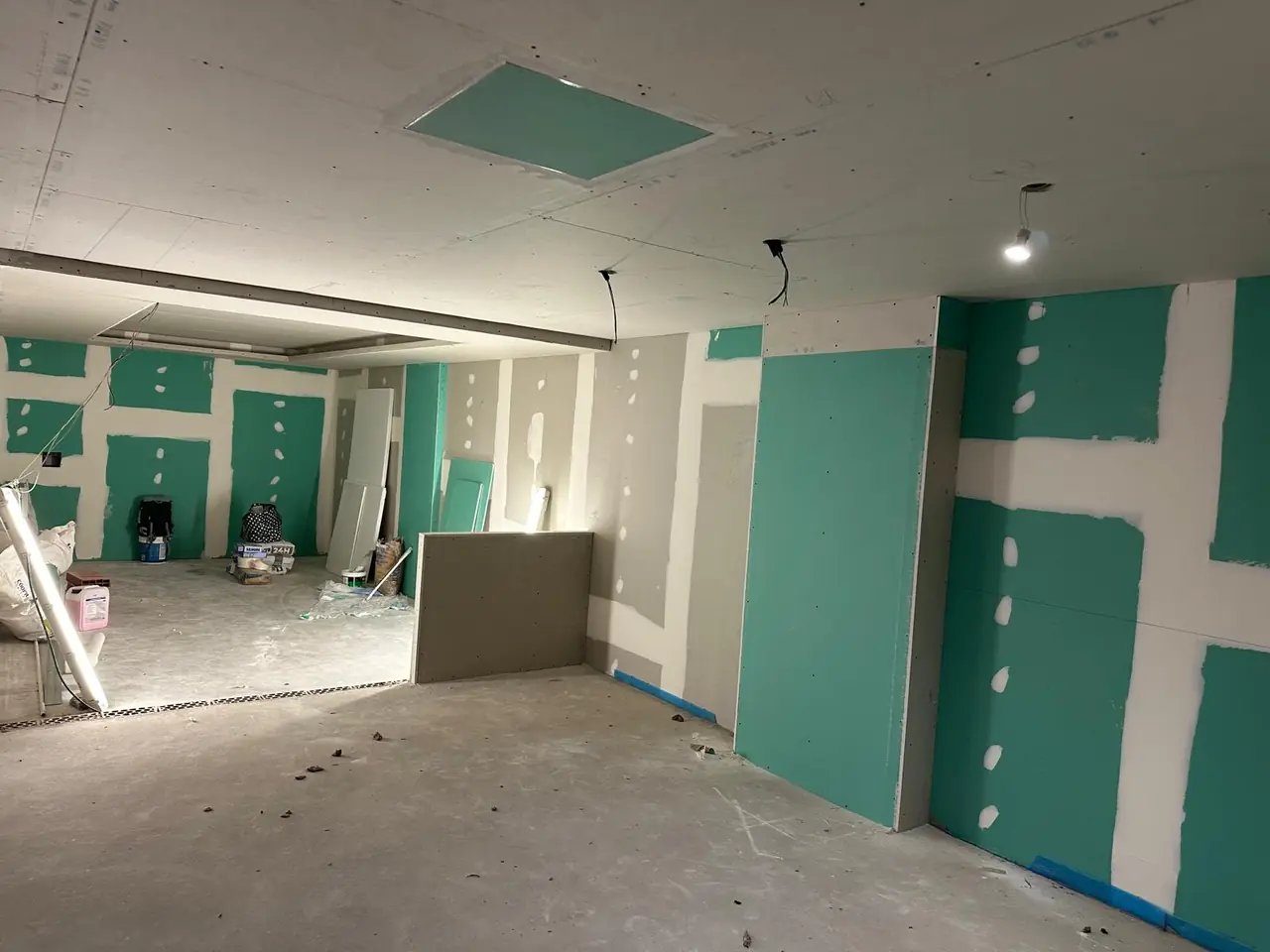 Trasdosados con placa hidrófuga: trasdosados de pladur en local. Obra de Docaplac